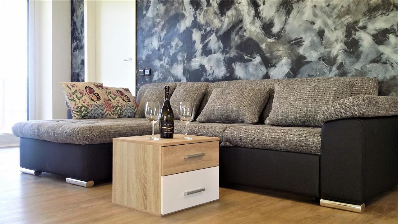 Vila Vekose - Apartman S Terasou A Zahradou Hradec Králové Екстериор снимка