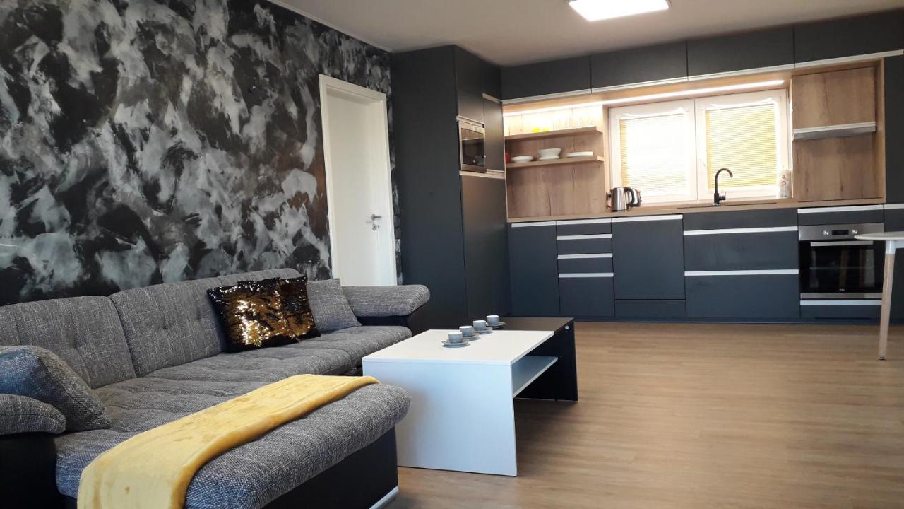 Vila Vekose - Apartman S Terasou A Zahradou Hradec Králové Екстериор снимка