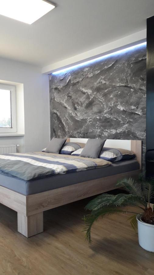 Vila Vekose - Apartman S Terasou A Zahradou Hradec Králové Екстериор снимка