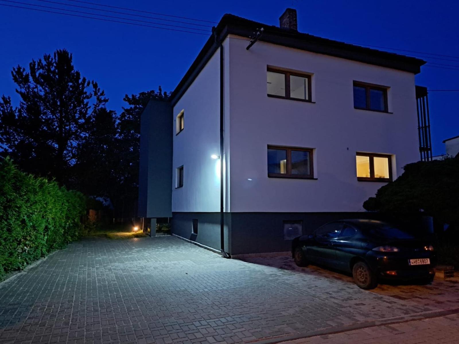 Vila Vekose - Apartman S Terasou A Zahradou Hradec Králové Екстериор снимка