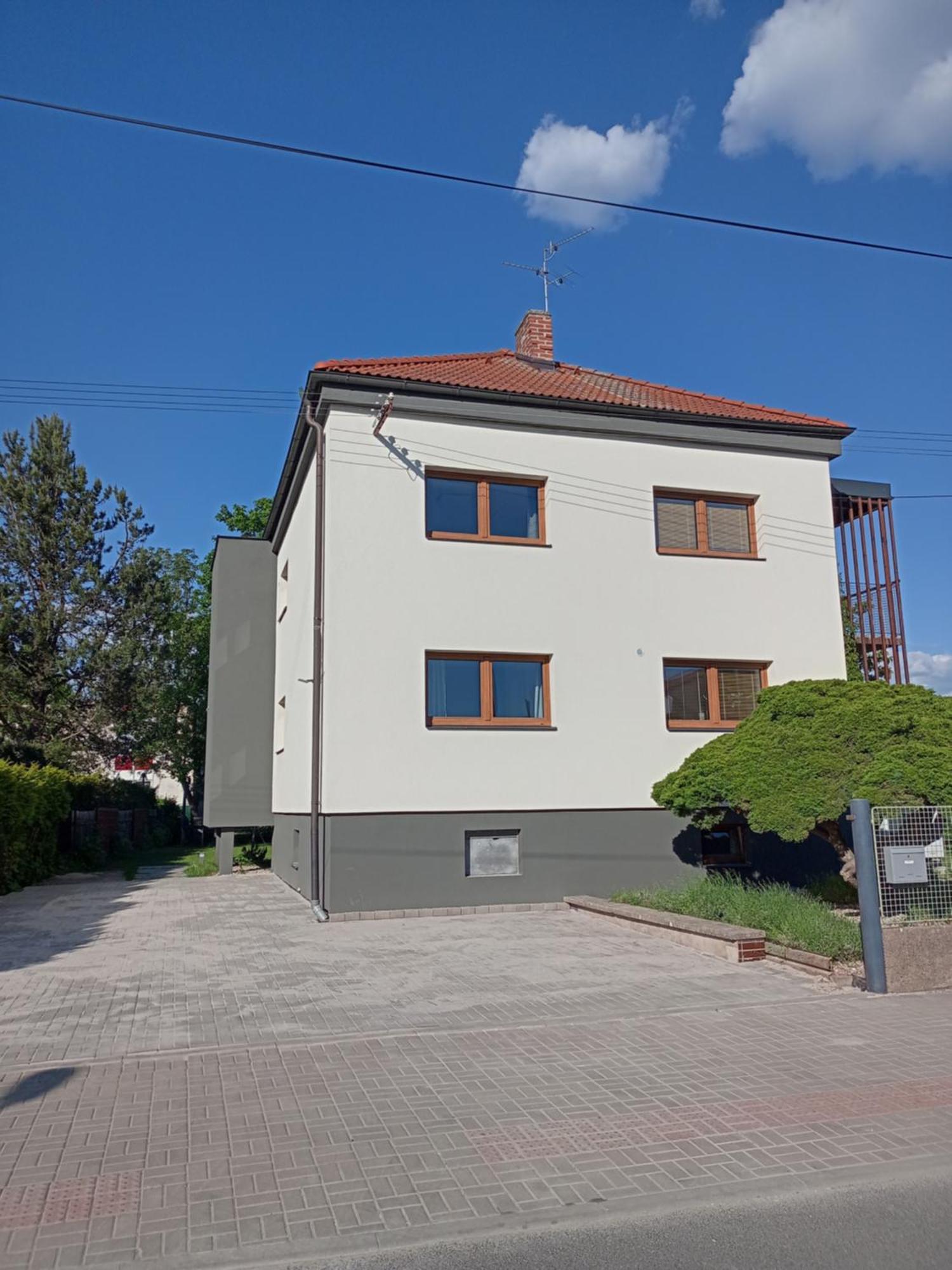 Vila Vekose - Apartman S Terasou A Zahradou Hradec Králové Екстериор снимка